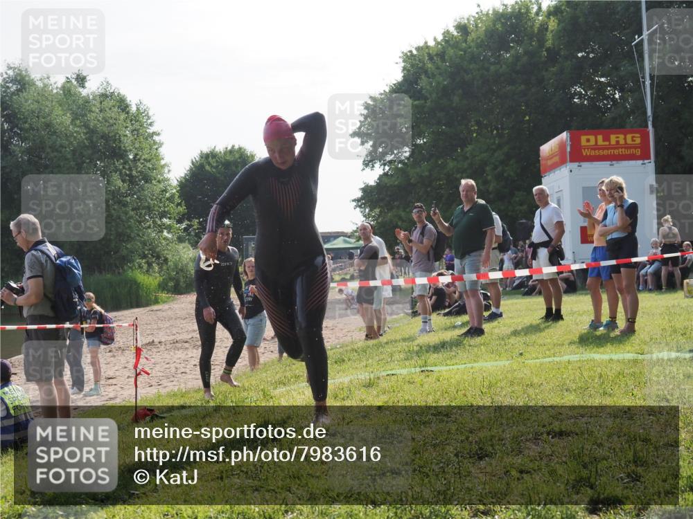 15.06.2025 - 27. Vierlanden-Triathlon KatJ http://msf.ph/oto/7983616 15.06.2025 08:52:53 Schwimmen 98, 233 meine-sportfotos.de