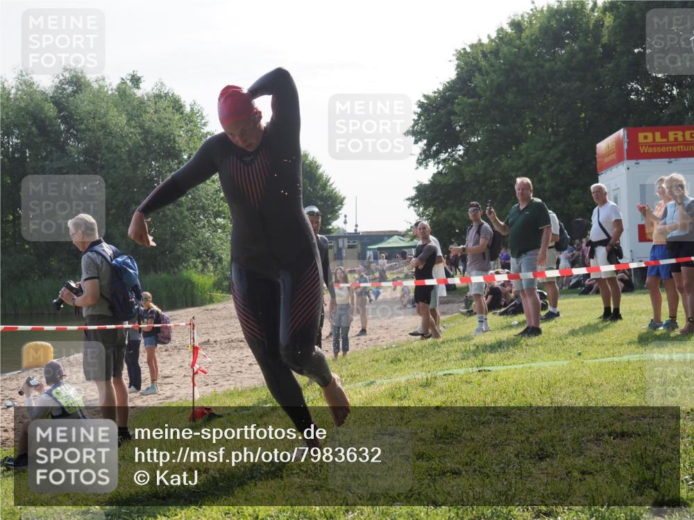 15.06.2025 - 27. Vierlanden-Triathlon KatJ http://msf.ph/oto/7983632 15.06.2025 08:52:53 Schwimmen 98, 233 meine-sportfotos.de