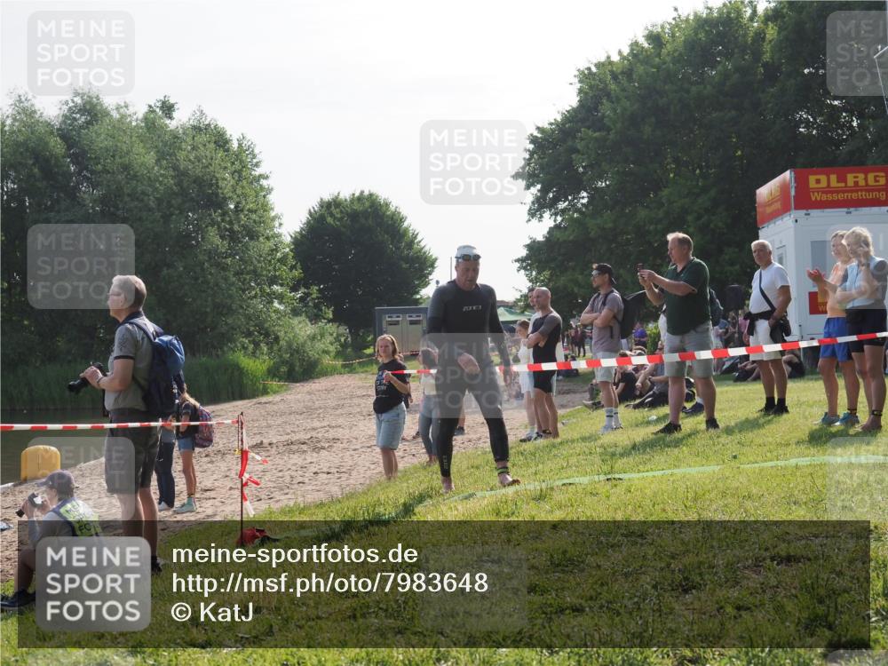 15.06.2025 - 27. Vierlanden-Triathlon KatJ http://msf.ph/oto/7983648 15.06.2025 08:52:54 Schwimmen 98, 233 meine-sportfotos.de