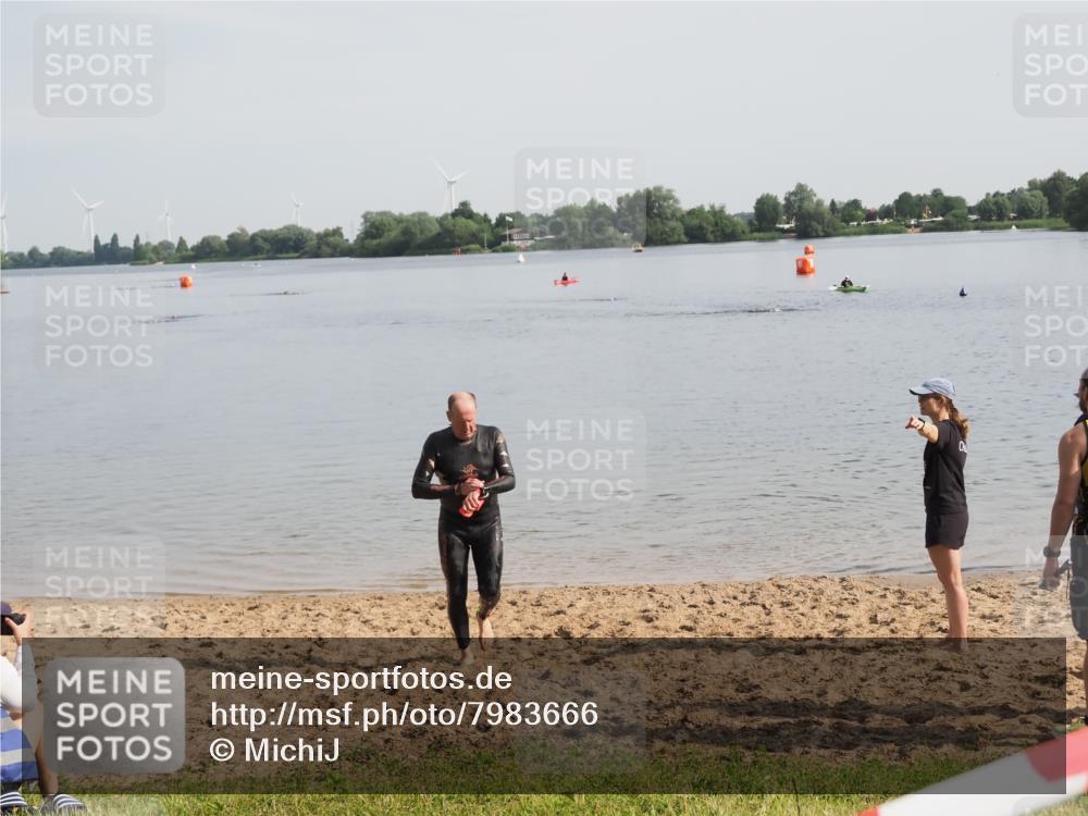 21.06.2025 - 27. Vierlanden-Triathlon MichiJ http://msf.ph/oto/7983666 15.06.2026 09:07:08 Schwimmen 231, 251 meine-sportfotos.de