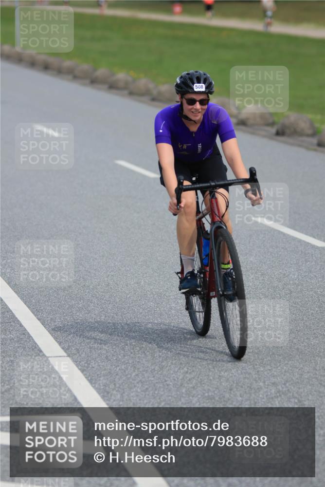 15.06.2025 - 27. Vierlanden-Triathlon H.Heesch http://msf.ph/oto/7983688 15.06.2025 10:57:46 Radfahren 215, 508, 555, 579 meine-sportfotos.de