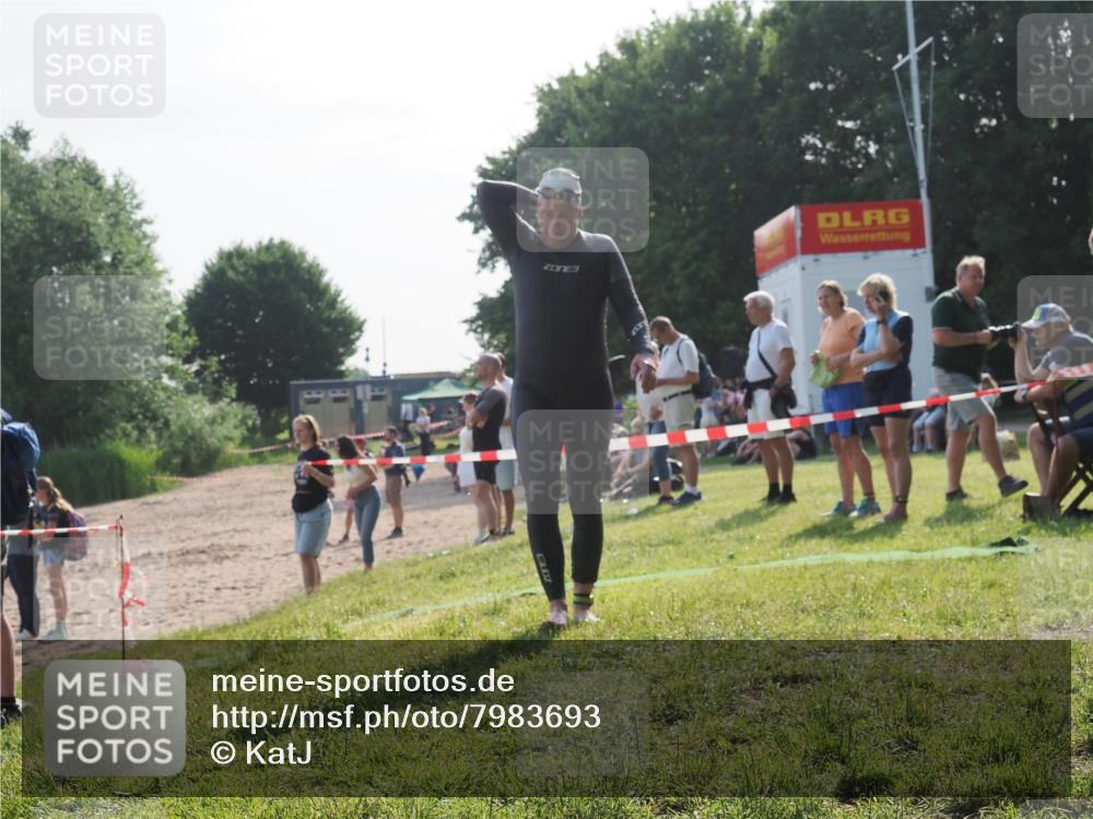 15.06.2025 - 27. Vierlanden-Triathlon KatJ http://msf.ph/oto/7983693 15.06.2025 08:52:57 Schwimmen 98, 233 meine-sportfotos.de
