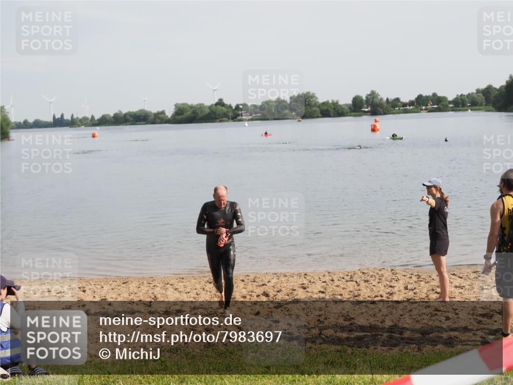 21.06.2025 - 27. Vierlanden-Triathlon MichiJ http://msf.ph/oto/7983697 15.06.2026 09:07:08 Schwimmen 231, 251 meine-sportfotos.de
