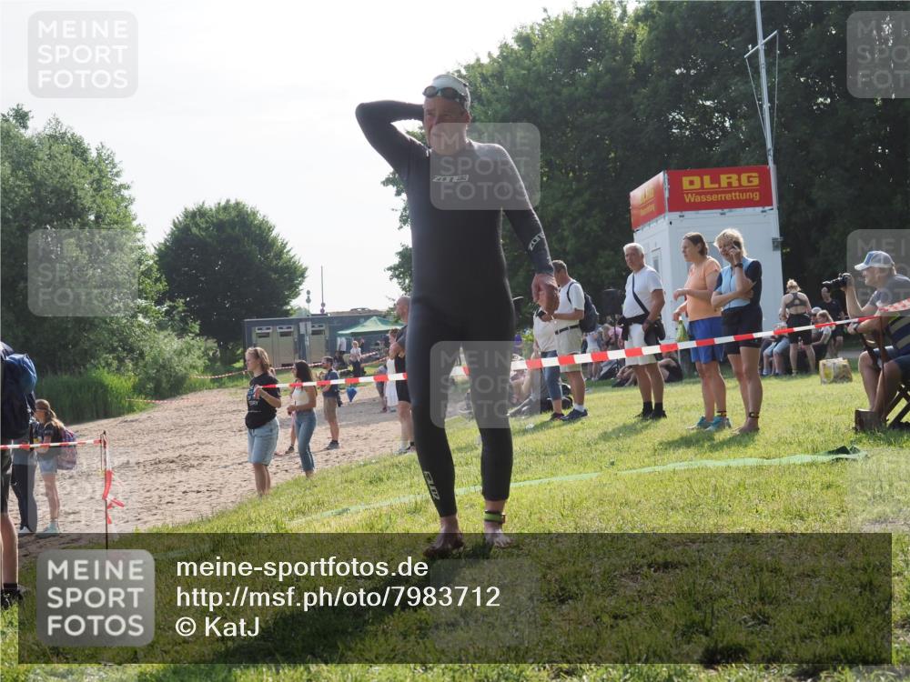 15.06.2025 - 27. Vierlanden-Triathlon KatJ http://msf.ph/oto/7983712 15.06.2025 08:52:58 Schwimmen 98, 233 meine-sportfotos.de