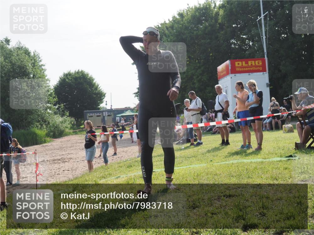 15.06.2025 - 27. Vierlanden-Triathlon KatJ http://msf.ph/oto/7983718 15.06.2025 08:52:58 Schwimmen 98, 233 meine-sportfotos.de