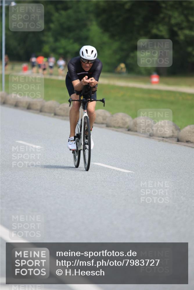 21.06.2025 - 27. Vierlanden-Triathlon H.Heesch http://msf.ph/oto/7983727 15.06.2025 11:17:45 Radfahren 7, 148, 153, 154, 720, 947 meine-sportfotos.de