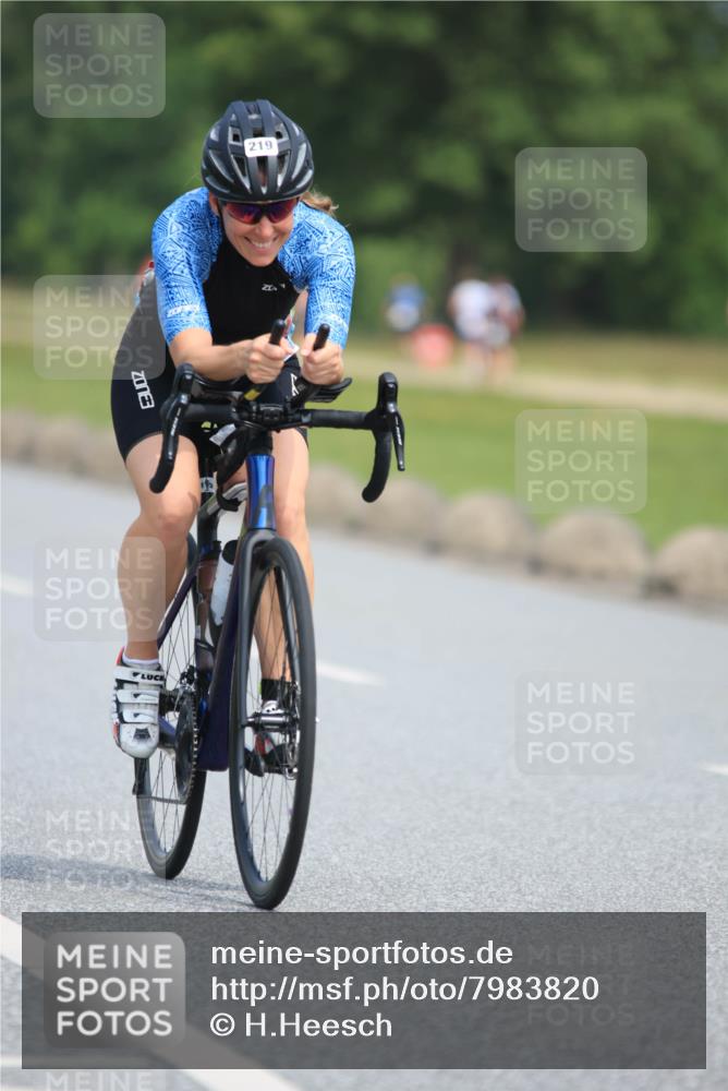 21.06.2025 - 27. Vierlanden-Triathlon H.Heesch http://msf.ph/oto/7983820 15.06.2025 11:18:26 Radfahren 219, 236, 750 meine-sportfotos.de