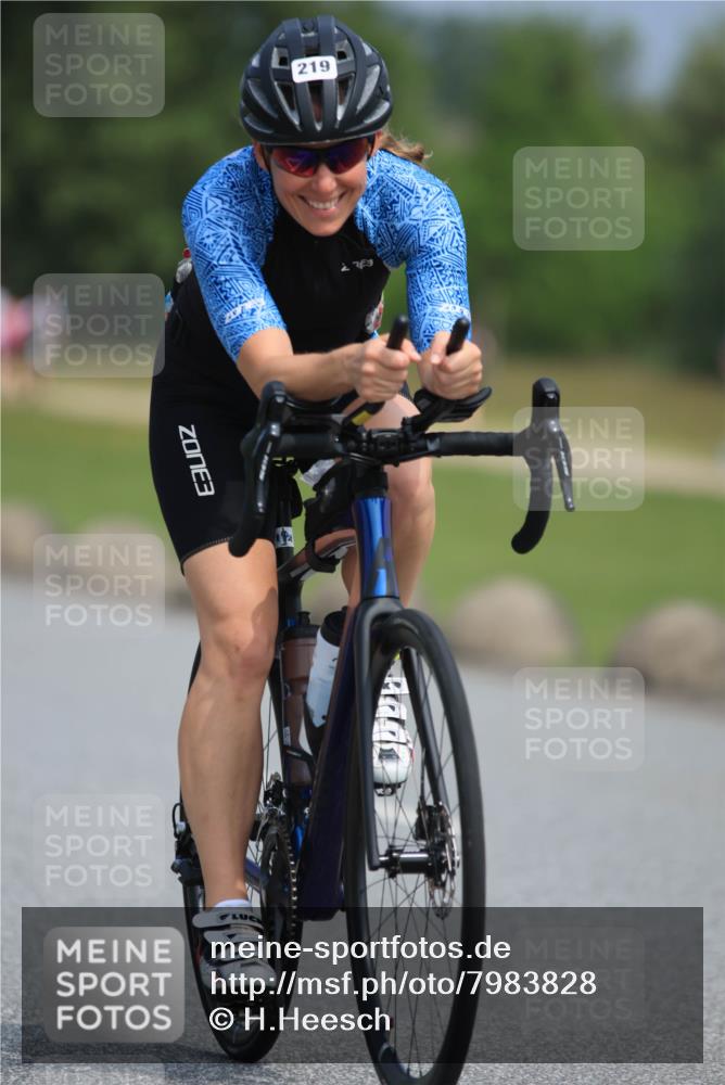 21.06.2025 - 27. Vierlanden-Triathlon H.Heesch http://msf.ph/oto/7983828 15.06.2025 11:18:26 Radfahren 219, 236, 750 meine-sportfotos.de
