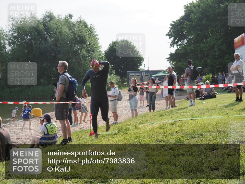 15.06.2025 - 27. Vierlanden-Triathlon KatJ http://msf.ph/oto/7983836 15.06.2025 08:53:16 Schwimmen 133 meine-sportfotos.de