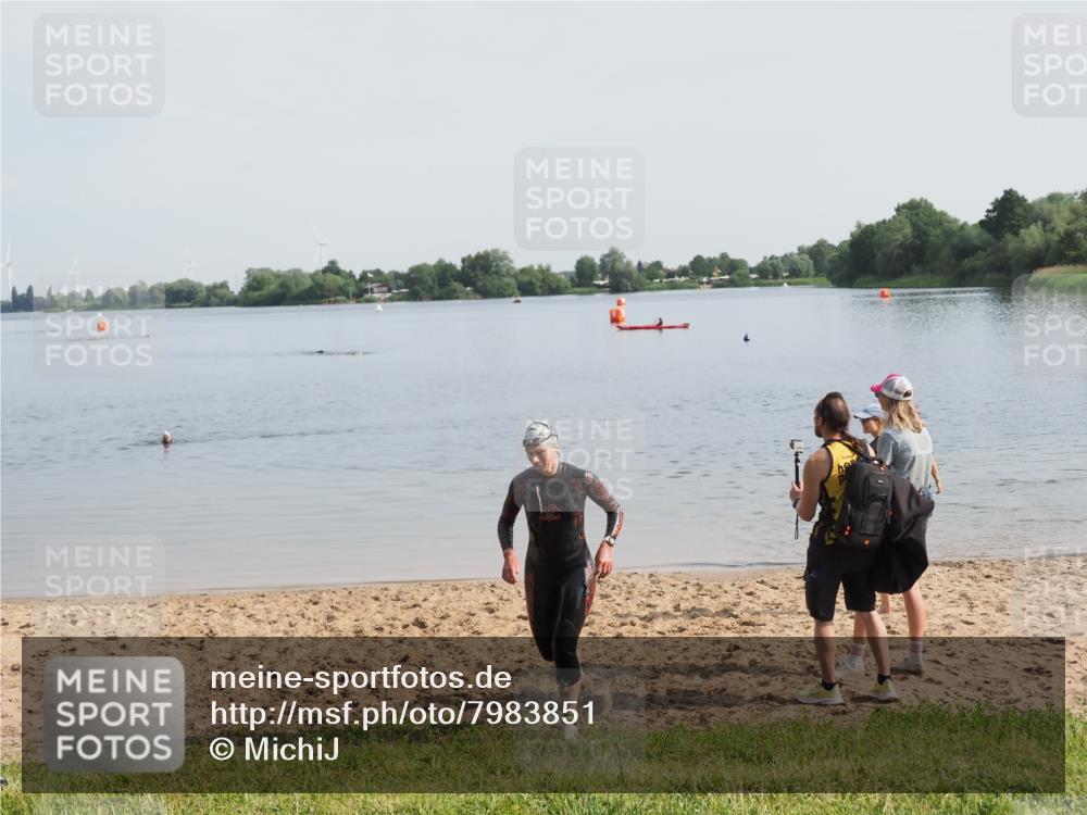 21.06.2025 - 27. Vierlanden-Triathlon MichiJ http://msf.ph/oto/7983851 15.06.2026 09:08:36 Schwimmen 226 meine-sportfotos.de