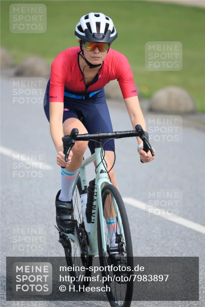 21.06.2025 - 27. Vierlanden-Triathlon H.Heesch http://msf.ph/oto/7983897 15.06.2025 11:19:38 Radfahren 196, 205, 835 meine-sportfotos.de