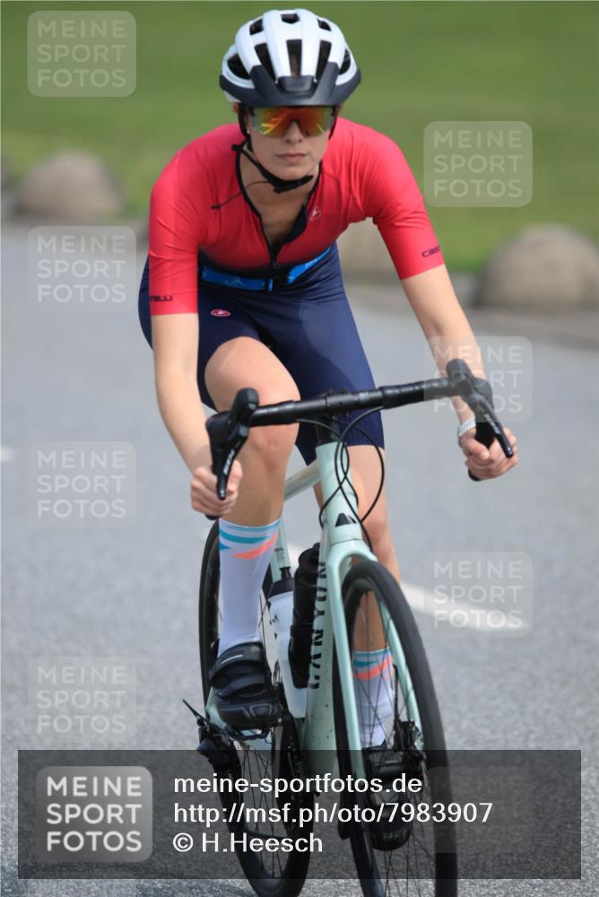 21.06.2025 - 27. Vierlanden-Triathlon H.Heesch http://msf.ph/oto/7983907 15.06.2025 11:19:38 Radfahren 196, 205, 835 meine-sportfotos.de