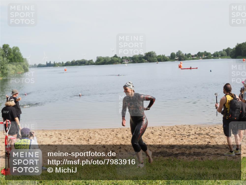 21.06.2025 - 27. Vierlanden-Triathlon MichiJ http://msf.ph/oto/7983916 15.06.2026 09:08:36 Schwimmen 226 meine-sportfotos.de