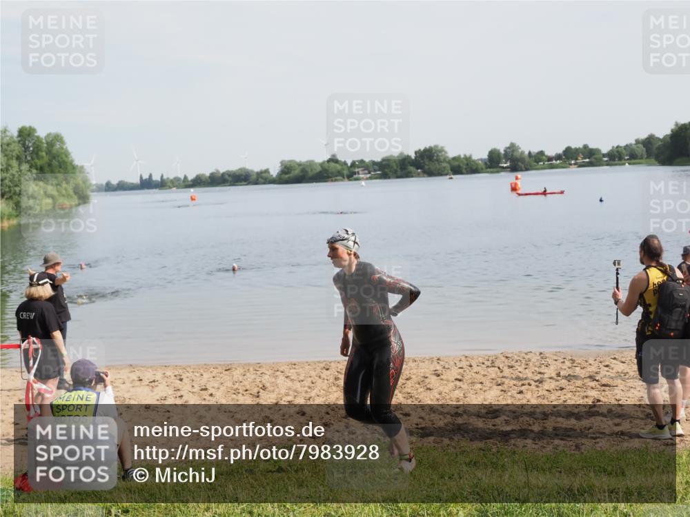 21.06.2025 - 27. Vierlanden-Triathlon MichiJ http://msf.ph/oto/7983928 15.06.2026 09:08:37 Schwimmen 226 meine-sportfotos.de