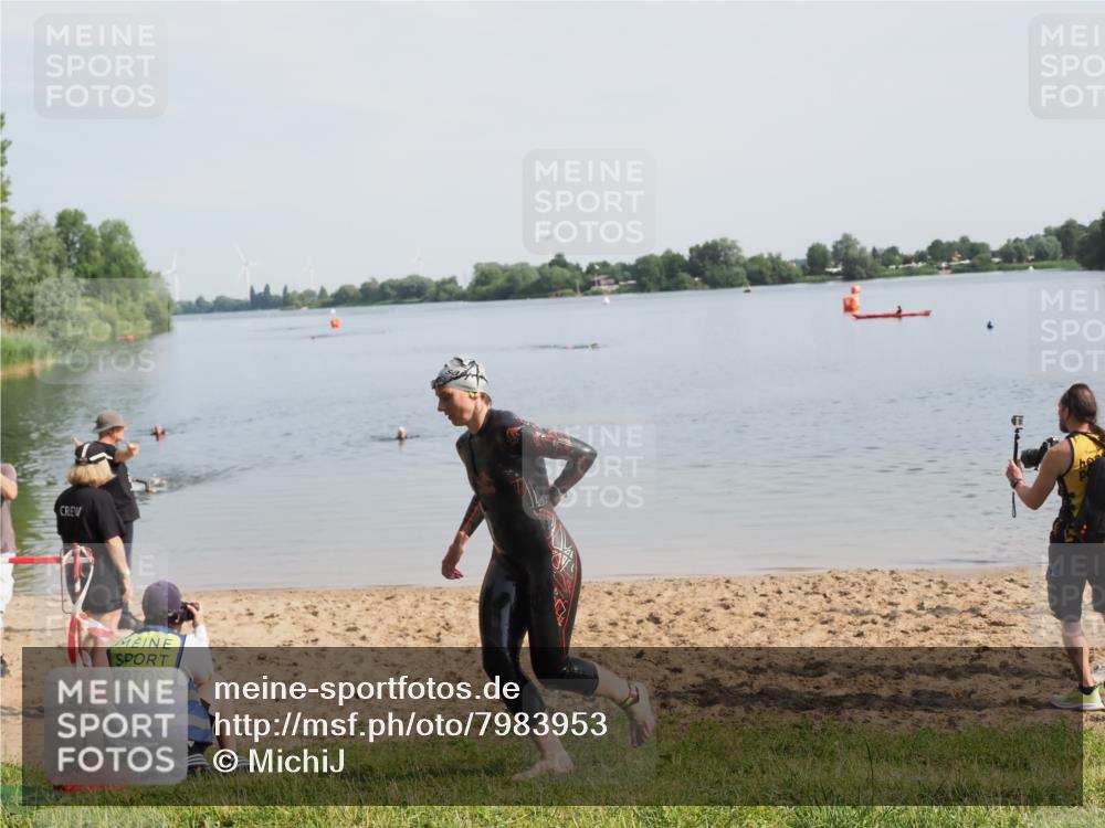 21.06.2025 - 27. Vierlanden-Triathlon MichiJ http://msf.ph/oto/7983953 15.06.2026 09:08:37 Schwimmen 226 meine-sportfotos.de