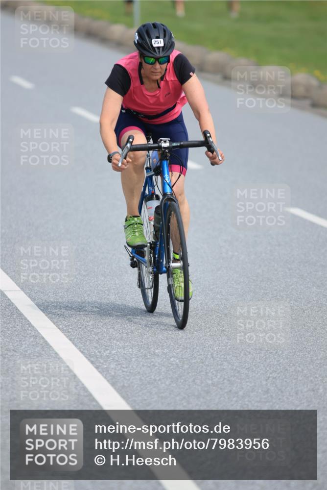 21.06.2025 - 27. Vierlanden-Triathlon H.Heesch http://msf.ph/oto/7983956 15.06.2025 11:19:56 Radfahren 251, 772, 811, 982 meine-sportfotos.de