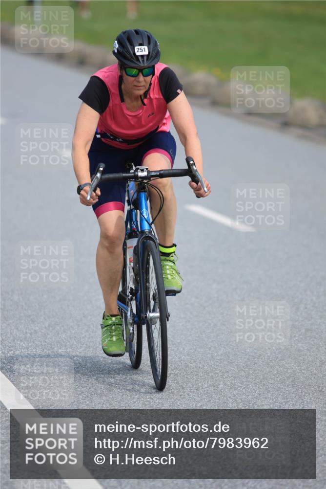 21.06.2025 - 27. Vierlanden-Triathlon H.Heesch http://msf.ph/oto/7983962 15.06.2025 11:19:56 Radfahren 251, 772, 811, 982 meine-sportfotos.de