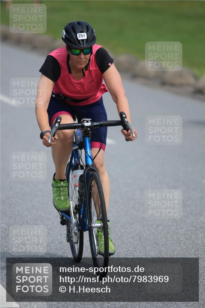 21.06.2025 - 27. Vierlanden-Triathlon H.Heesch http://msf.ph/oto/7983969 15.06.2025 11:19:56 Radfahren 251, 772, 811, 982 meine-sportfotos.de