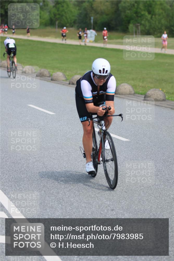 21.06.2025 - 27. Vierlanden-Triathlon H.Heesch http://msf.ph/oto/7983985 15.06.2025 11:20:07 Radfahren 3, 115, 232, 789, 852, 968 meine-sportfotos.de