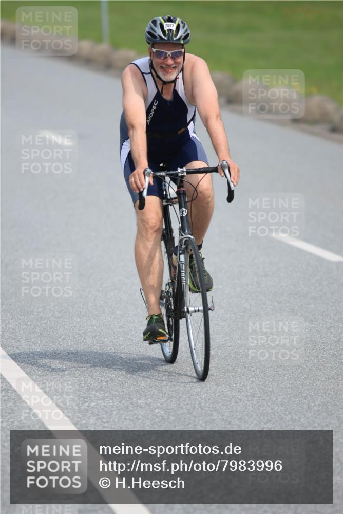 15.06.2025 - 27. Vierlanden-Triathlon H.Heesch http://msf.ph/oto/7983996 15.06.2025 10:58:32 Radfahren 64, 144, 387, 693 meine-sportfotos.de