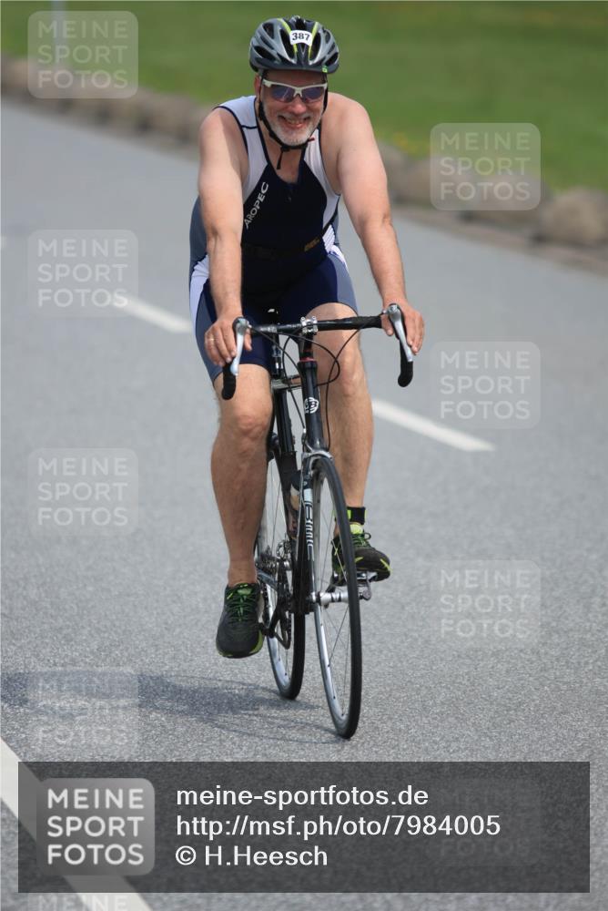15.06.2025 - 27. Vierlanden-Triathlon H.Heesch http://msf.ph/oto/7984005 15.06.2025 10:58:33 Radfahren 64, 144, 387, 693 meine-sportfotos.de