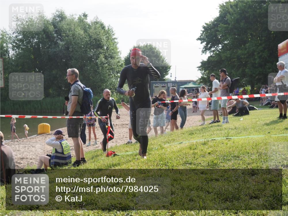 15.06.2025 - 27. Vierlanden-Triathlon KatJ http://msf.ph/oto/7984025 15.06.2025 08:53:25 Schwimmen 133, 162, 169 meine-sportfotos.de