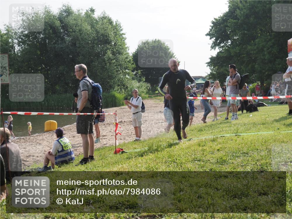 15.06.2025 - 27. Vierlanden-Triathlon KatJ http://msf.ph/oto/7984086 15.06.2025 08:53:27 Schwimmen 162, 169 meine-sportfotos.de