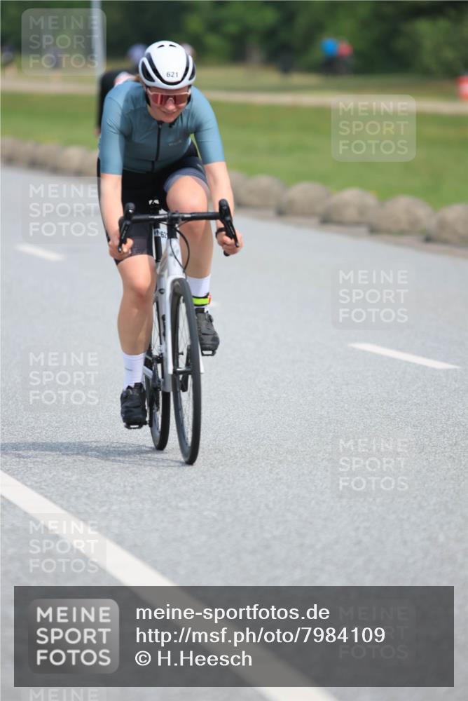 15.06.2025 - 27. Vierlanden-Triathlon H.Heesch http://msf.ph/oto/7984109 15.06.2025 10:59:02 Radfahren 173, 247, 562, 621 meine-sportfotos.de