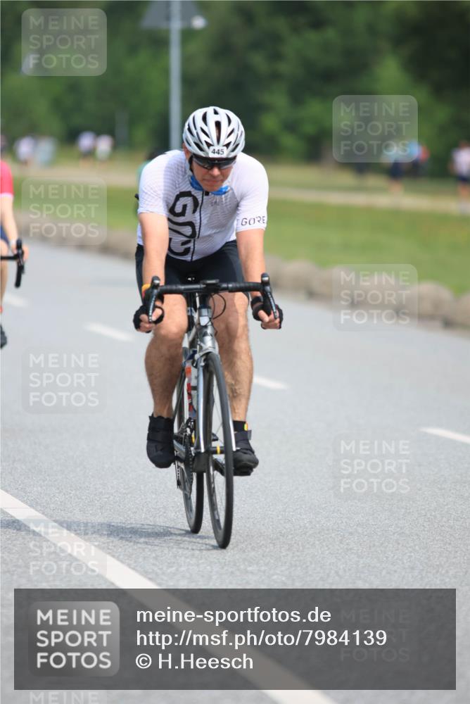 15.06.2025 - 27. Vierlanden-Triathlon H.Heesch http://msf.ph/oto/7984139 15.06.2025 10:59:16 Radfahren 131, 445, 472, 582 meine-sportfotos.de