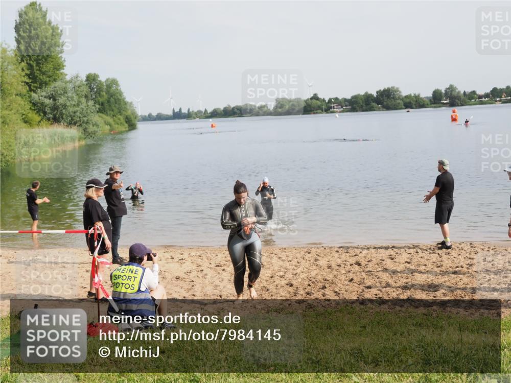 21.06.2025 - 27. Vierlanden-Triathlon MichiJ http://msf.ph/oto/7984145 15.06.2026 09:08:57 Schwimmen 199, 204 meine-sportfotos.de