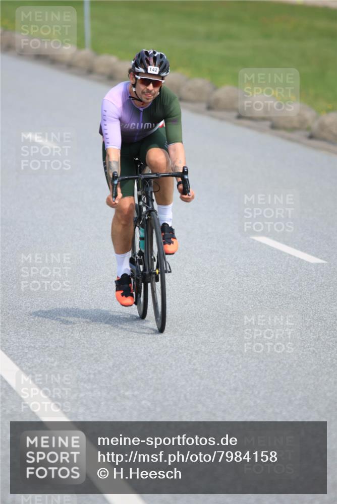 21.06.2025 - 27. Vierlanden-Triathlon H.Heesch http://msf.ph/oto/7984158 15.06.2025 11:21:05 Radfahren 93, 142, 703, 856 meine-sportfotos.de