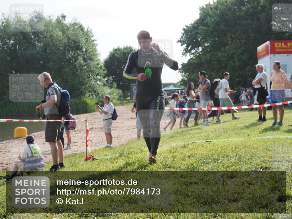 15.06.2025 - 27. Vierlanden-Triathlon KatJ http://msf.ph/oto/7984173 15.06.2025 08:53:28 Schwimmen 162, 169 meine-sportfotos.de