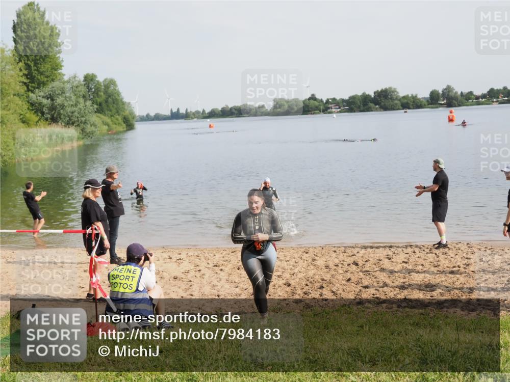 21.06.2025 - 27. Vierlanden-Triathlon MichiJ http://msf.ph/oto/7984183 15.06.2026 09:08:57 Schwimmen 199, 204 meine-sportfotos.de