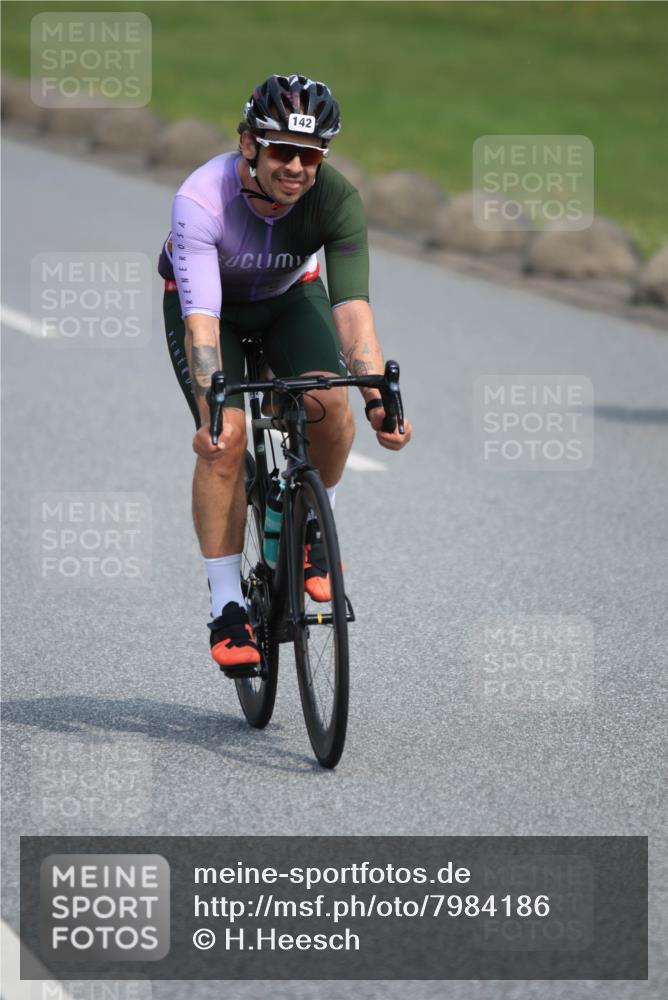 21.06.2025 - 27. Vierlanden-Triathlon H.Heesch http://msf.ph/oto/7984186 15.06.2025 11:21:06 Radfahren 93, 142, 703, 856 meine-sportfotos.de