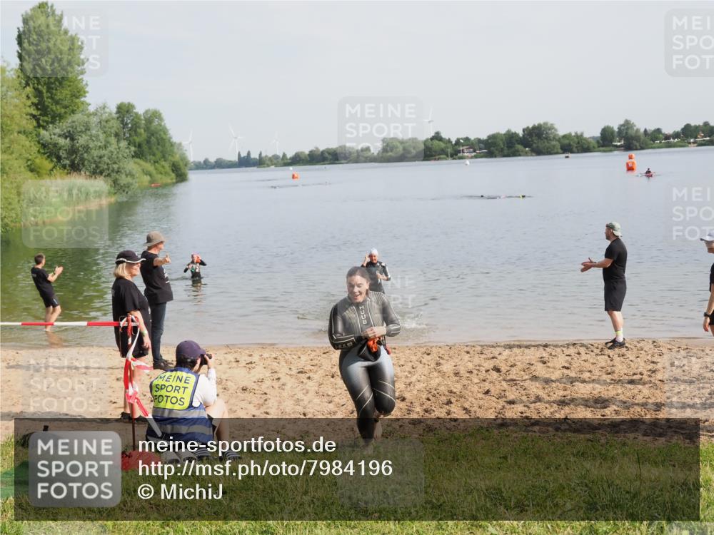 21.06.2025 - 27. Vierlanden-Triathlon MichiJ http://msf.ph/oto/7984196 15.06.2026 09:08:57 Schwimmen 199, 204 meine-sportfotos.de