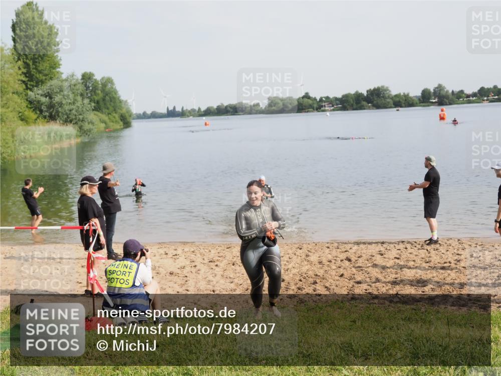 21.06.2025 - 27. Vierlanden-Triathlon MichiJ http://msf.ph/oto/7984207 15.06.2026 09:08:58 Schwimmen 199, 204 meine-sportfotos.de