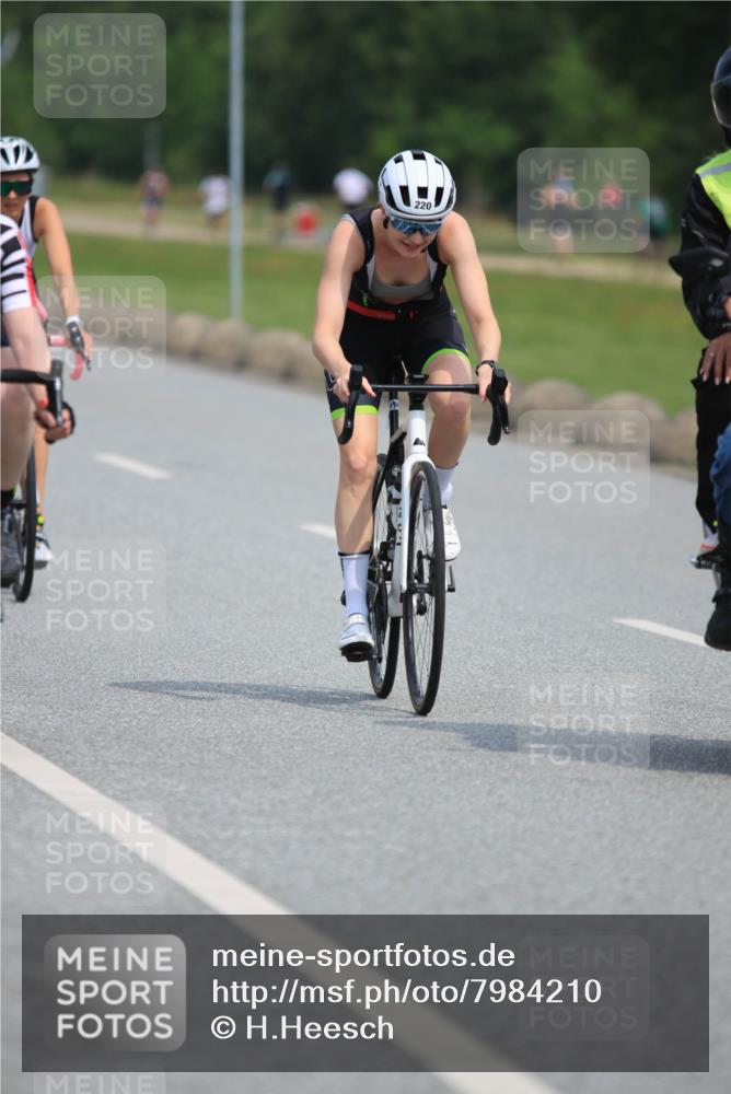 15.06.2025 - 27. Vierlanden-Triathlon H.Heesch http://msf.ph/oto/7984210 15.06.2025 10:59:32 Radfahren 206, 220, 526, 611, 652, 775 meine-sportfotos.de