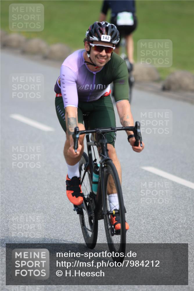 21.06.2025 - 27. Vierlanden-Triathlon H.Heesch http://msf.ph/oto/7984212 15.06.2025 11:21:06 Radfahren 93, 142, 703, 856 meine-sportfotos.de