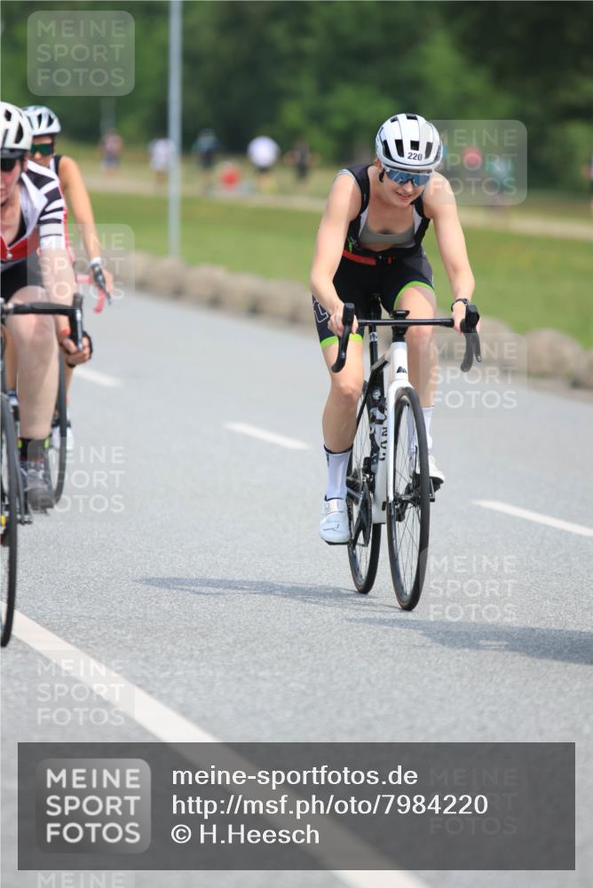 15.06.2025 - 27. Vierlanden-Triathlon H.Heesch http://msf.ph/oto/7984220 15.06.2025 10:59:32 Radfahren 206, 220, 526, 611, 652, 775 meine-sportfotos.de