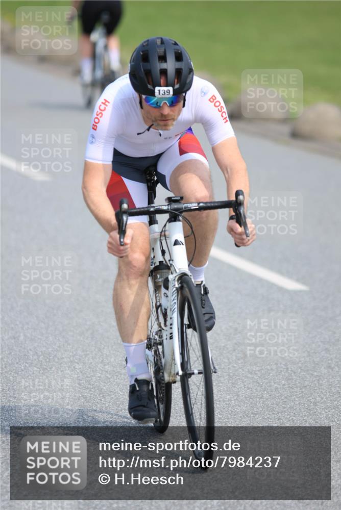 21.06.2025 - 27. Vierlanden-Triathlon H.Heesch http://msf.ph/oto/7984237 15.06.2025 11:21:16 Radfahren 139, 703, 928 meine-sportfotos.de
