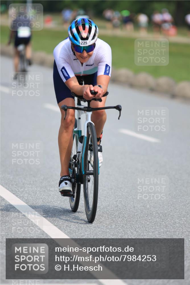 21.06.2025 - 27. Vierlanden-Triathlon H.Heesch http://msf.ph/oto/7984253 15.06.2025 11:21:52 Radfahren 225, 843 meine-sportfotos.de