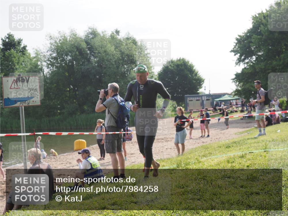 15.06.2025 - 27. Vierlanden-Triathlon KatJ http://msf.ph/oto/7984258 15.06.2025 08:54:55 Schwimmen 108 meine-sportfotos.de