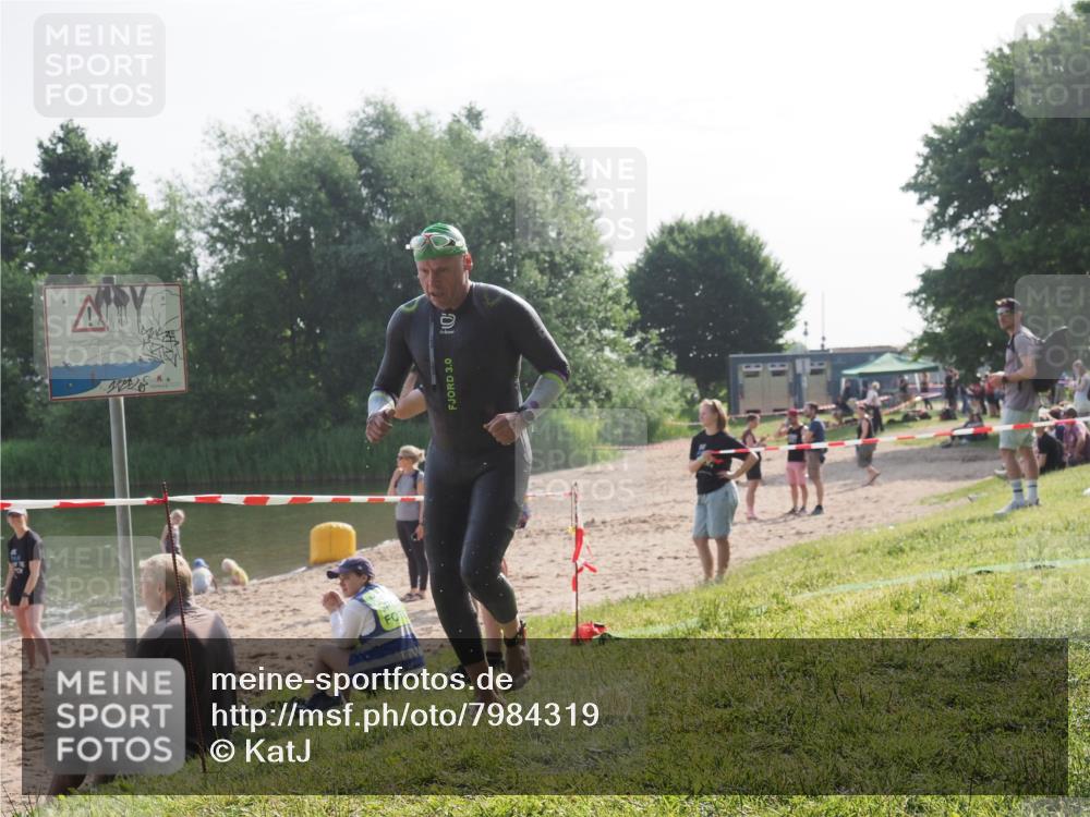 15.06.2025 - 27. Vierlanden-Triathlon KatJ http://msf.ph/oto/7984319 15.06.2025 08:54:56 Schwimmen 108 meine-sportfotos.de