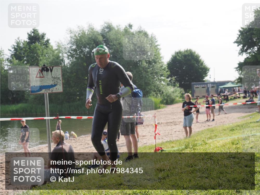15.06.2025 - 27. Vierlanden-Triathlon KatJ http://msf.ph/oto/7984345 15.06.2025 08:54:56 Schwimmen 108 meine-sportfotos.de
