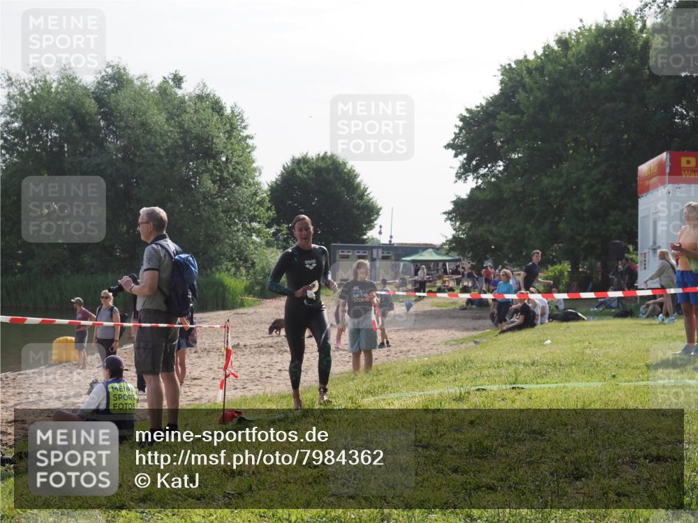 15.06.2025 - 27. Vierlanden-Triathlon KatJ http://msf.ph/oto/7984362 15.06.2025 08:55:40 Schwimmen 225 meine-sportfotos.de