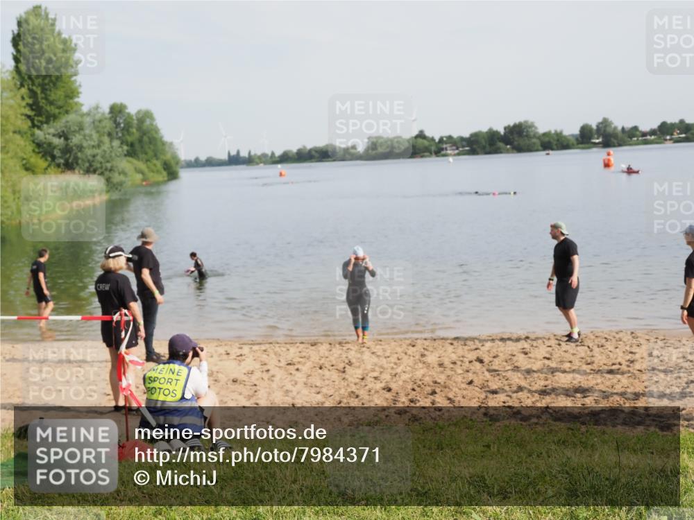 21.06.2025 - 27. Vierlanden-Triathlon MichiJ http://msf.ph/oto/7984371 15.06.2026 09:09:00 Schwimmen 199, 204 meine-sportfotos.de