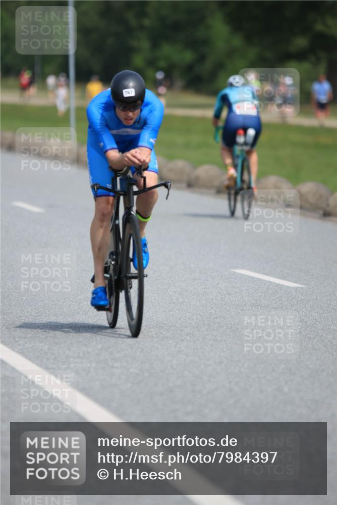 21.06.2025 - 27. Vierlanden-Triathlon H.Heesch http://msf.ph/oto/7984397 15.06.2025 11:22:21 Radfahren 19, 218, 767, 920 meine-sportfotos.de