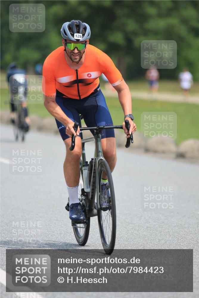 15.06.2025 - 27. Vierlanden-Triathlon H.Heesch http://msf.ph/oto/7984423 15.06.2025 11:00:03 Radfahren 113, 129 meine-sportfotos.de