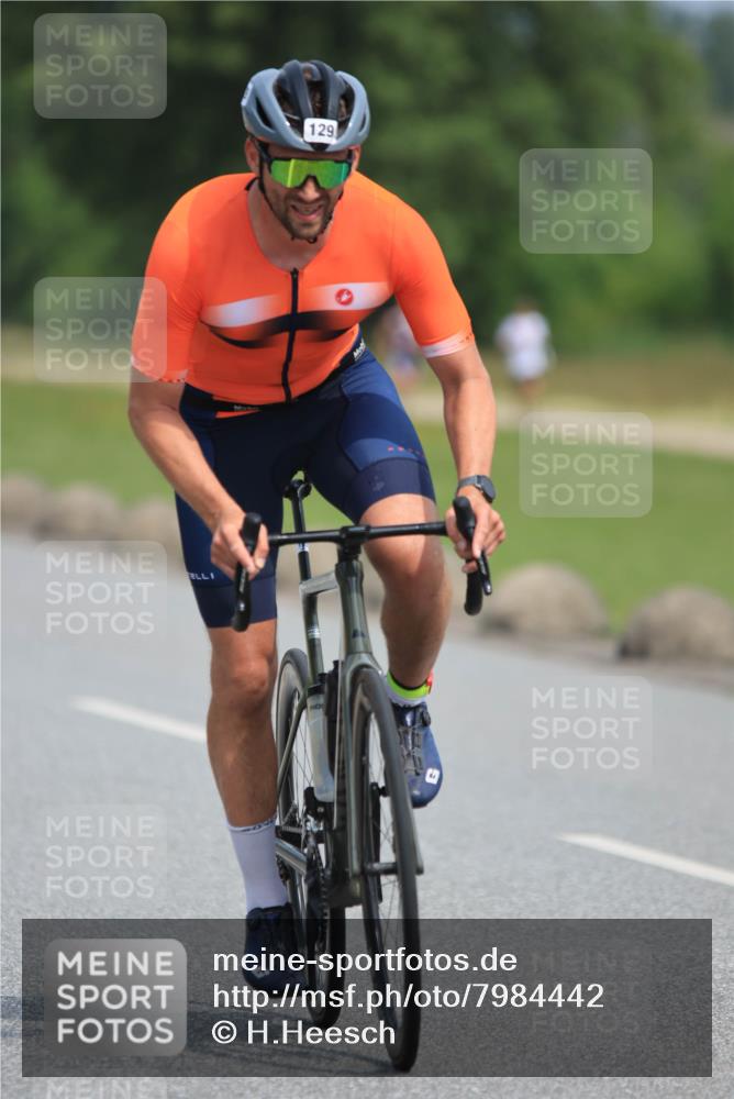 15.06.2025 - 27. Vierlanden-Triathlon H.Heesch http://msf.ph/oto/7984442 15.06.2025 11:00:04 Radfahren 113, 129 meine-sportfotos.de