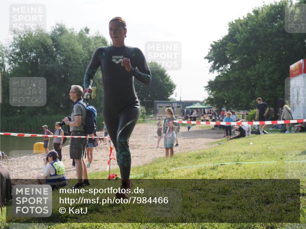 15.06.2025 - 27. Vierlanden-Triathlon KatJ http://msf.ph/oto/7984466 15.06.2025 08:55:42 Schwimmen 225 meine-sportfotos.de